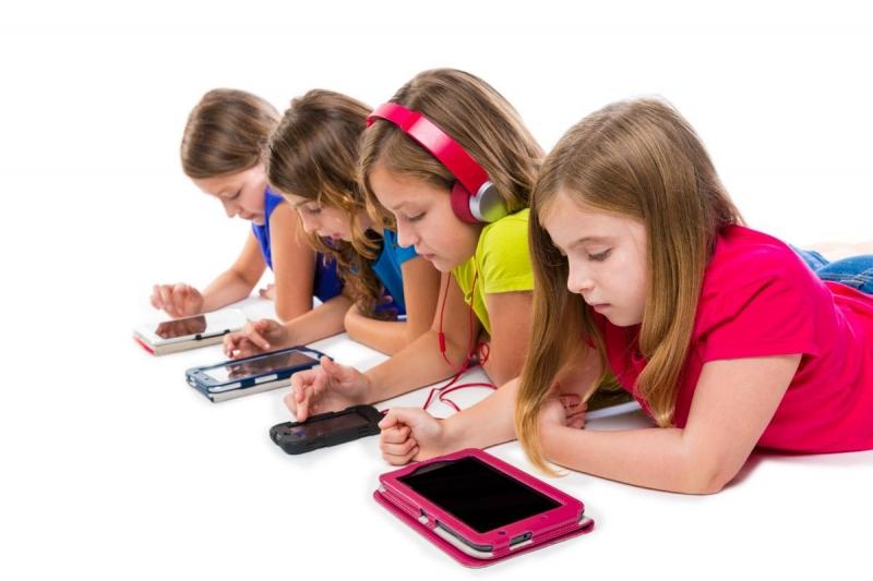 Smartphone đang được báo động trở thành tác nhân xấu khiến nhiều trẻ em trên thế giới rơi vào chứng tự kỷ, lười giao tiếp.