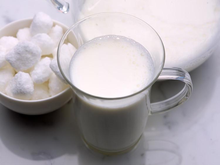 Các thành phần dinh dưỡng trong sữa sẽ làm cơ thể nhanh chóng giảm nhiệt và phòng chống say nắng