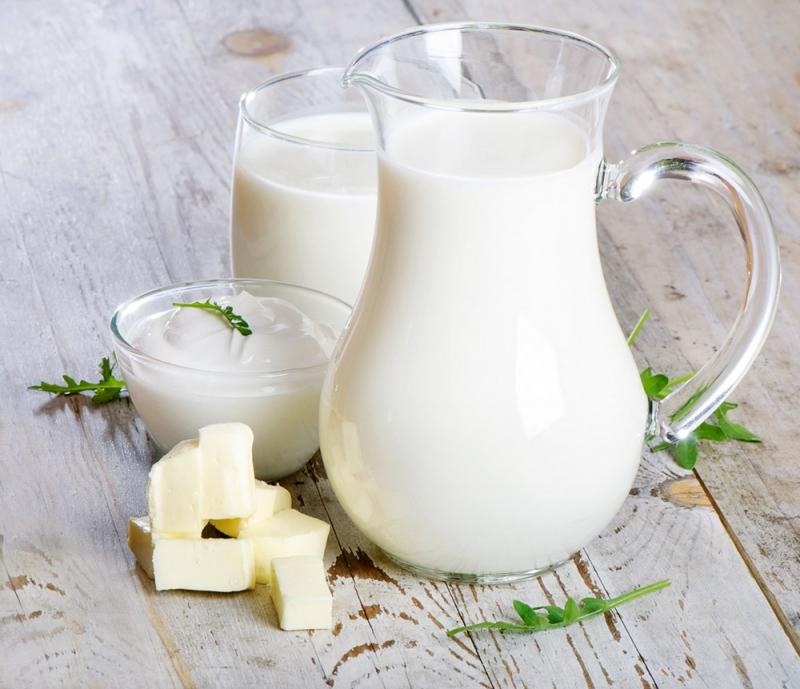 Sữa chứa nhiều vitamin và protein rất cần thiết cho mẹ và bé.