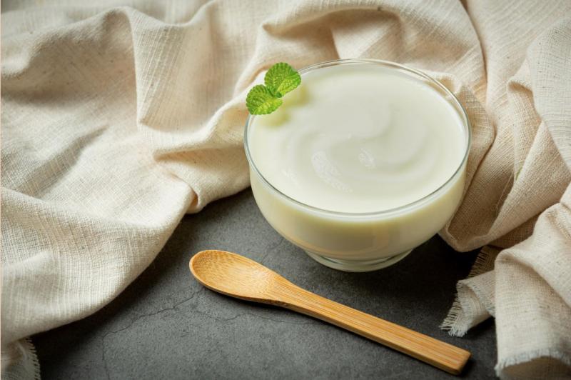 Sữa chua cung cấp canxi hỗ trợ xương chắc khỏe và góp phần ổn định trọng lượng cơ thể (ảnh: Freepik)
