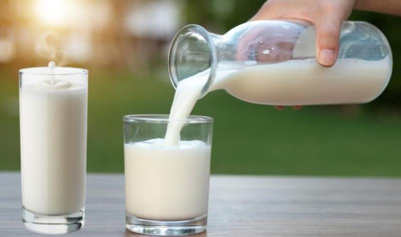 Uống sữa nóng sau sinh không chỉ lợi sữa mà còn giúp cung cấp nguồn dinh dưỡng giúp cơ thể mẹ hồi phục nhanh hơn.