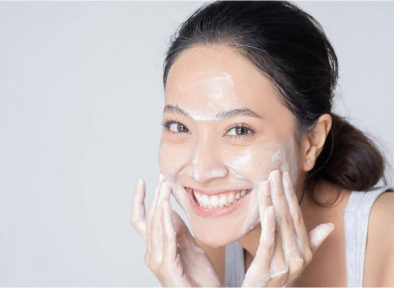 Sữa rửa mặt chất lượng sẽ giúp bạn loại bỏ được bụi bẩn, bã nhờn từ đó hỗ trợ việc dưỡng ẩm cân bằng làn da, giúp da khoẻ hơn.