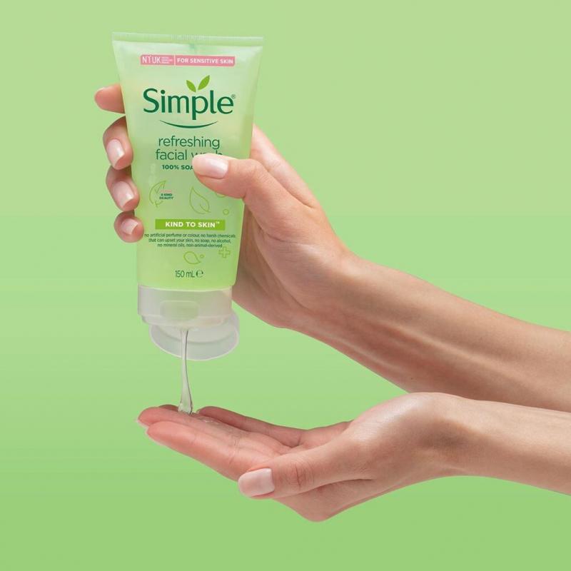 Sữa rửa mặt Simple Gel Kind To Skin Facial Wash làm sạch da, dưỡng ẩm và kiềm dầu 150ml