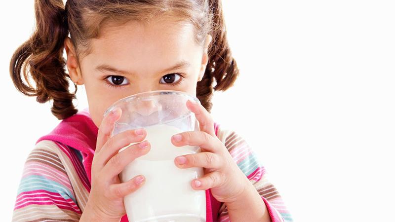 Sữa tươi cho trẻ bị táo bón
