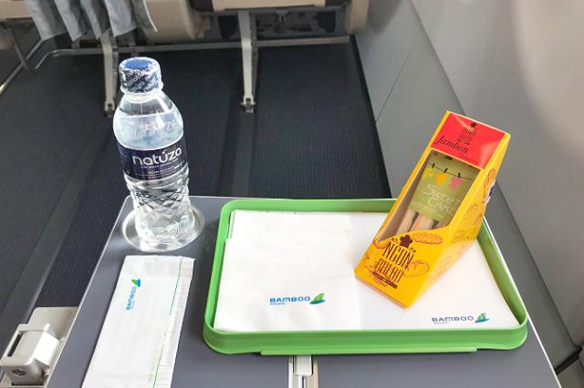 Nước suối và khăn ăn miễn phí trên các chuyến bay