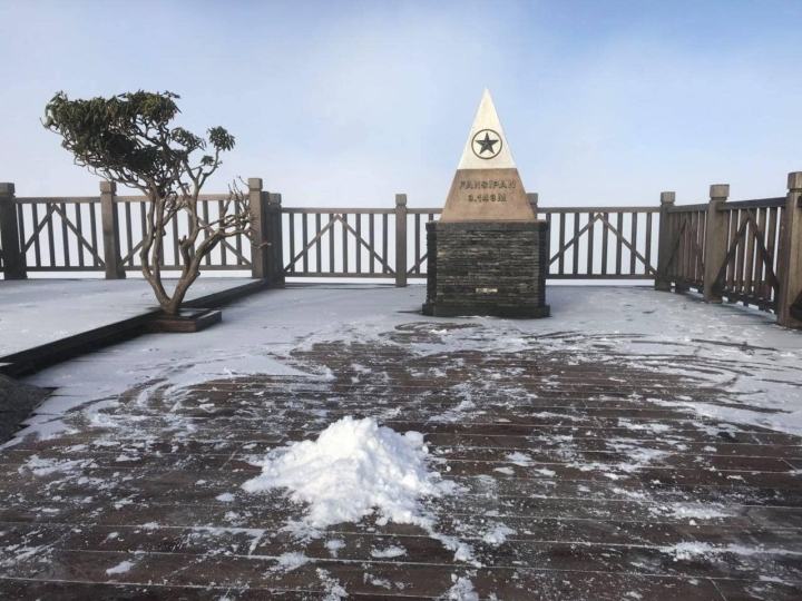 Sương muối phủ trắng đỉnh Fansipan - ảnh: VTC News