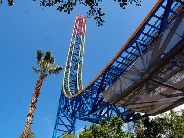 Tàu lượn của công viên Six Flags Magic Mountain có tháp cao tới 127m