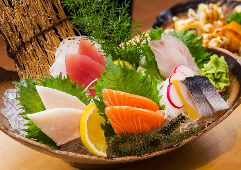 Thực khách có thể vừa xem các bậc thầy sushi chuẩn bị các món ăn, vừa có thể lấy sushi trực tiếp từ băng chuyền ngay phía trước mặt.