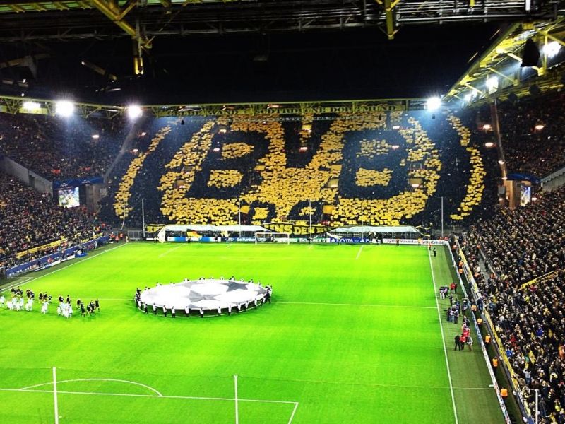 Các CĐV xếp chữ cổ động các cầu thủ Dortmund