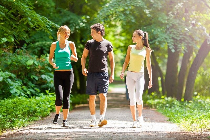 Bên cạnh lợi ích sức khỏe, đi bộ cũng có lợi ích tiết kiệm tiền bạc
