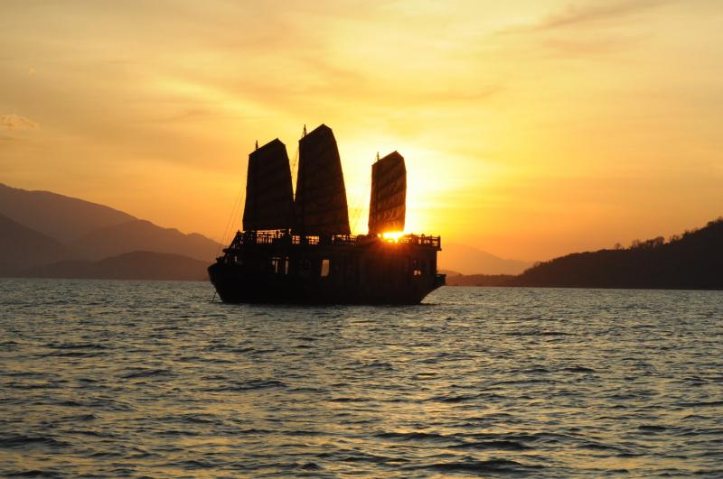 Tác phẩm: Chiếc thuyền ngoài xa - Nguyễn Minh Châu