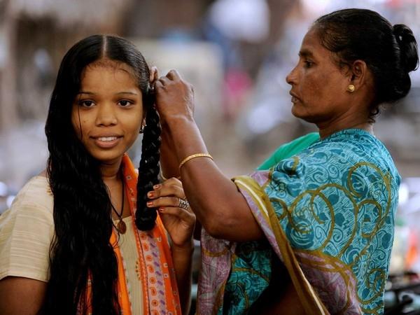 Tại Ấn Độ, những người theo đạo Hindu coi tóc là một vật để dâng tế Thánh Thần