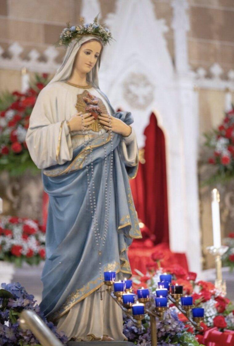 Tượng Đức Mẹ Maria tại một nhà thờ