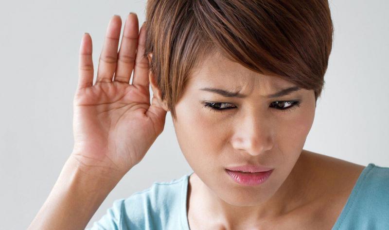 Tại sao tai biết tiếng động từ đâu dội tới?