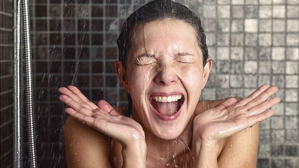 Tắm nước lạnh vào cuối buổi sẽ giúp ngăn ngừa các bệnh về da
