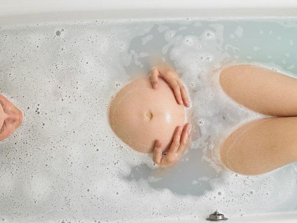 Ngâm bồn nước nóng quá lâu gây nguy hiểm cho mẹ bầu và bé