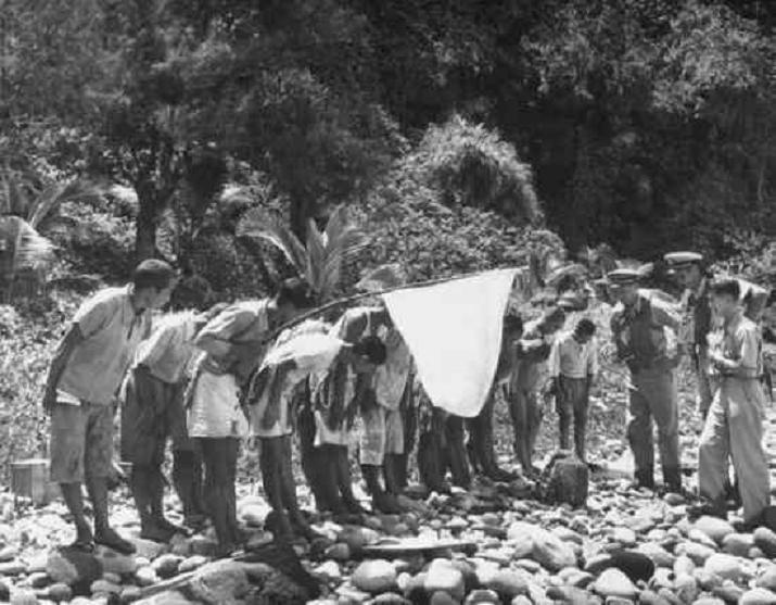 Một nhóm tàn binh Nhật đầu hàng quân Đồng minh sau một thời gian lẩn trốn
