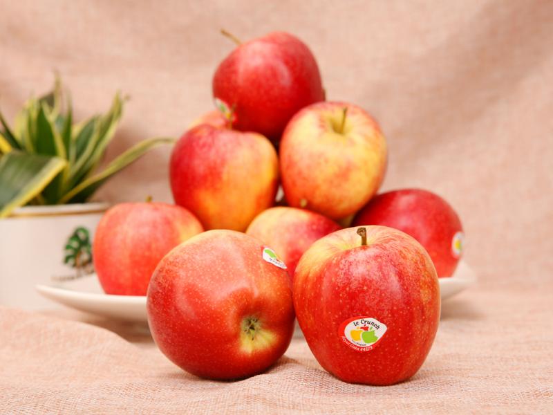Khi trẻ có biểu hiện táo bón, bạn có thể sử dụng táo làm món tráng miệng vừa giàu dinh dưỡng lại giúp cải thiện hiệu quả tình trạng này
