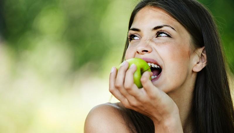 Ăn táo giúp thải độc gan hiệu quả