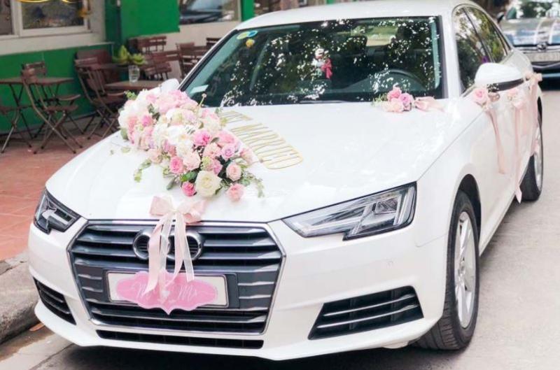 Xe cưới của Tập đoàn xe Phương Đông được trang trí hoa theo phong thủy