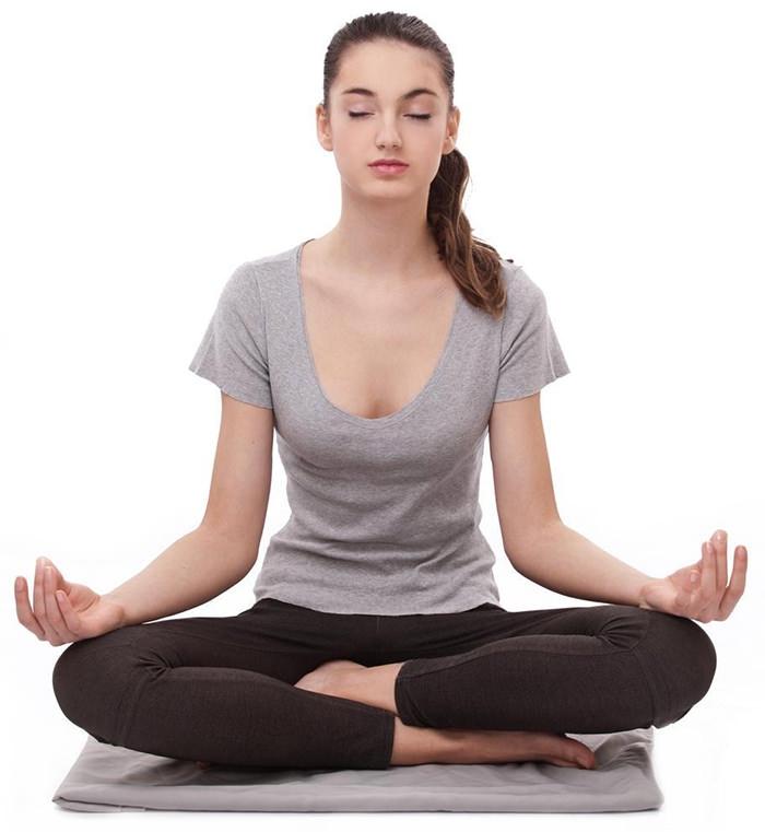 Tập yoga hoặc ngồi thiền