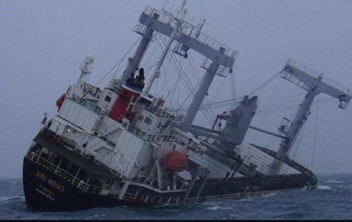Tàu Narimoto Maru bị nghiêng. (Ảnh: internet)