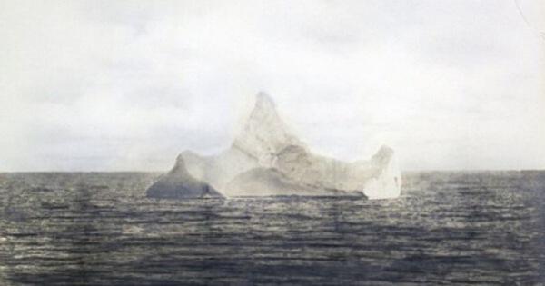 Tàu Titanic đâm vào tảng băng trôi