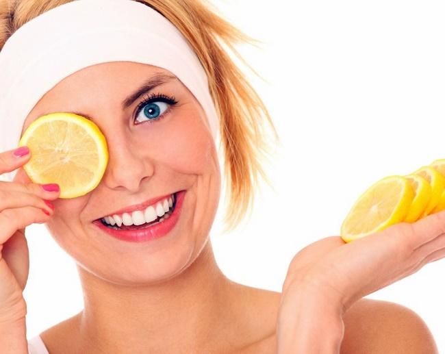 Vitamin C được tìm thấy trong chanh không chỉ tốt cho sức khỏe mà còn rất tốt cho làn da của bạn nữa