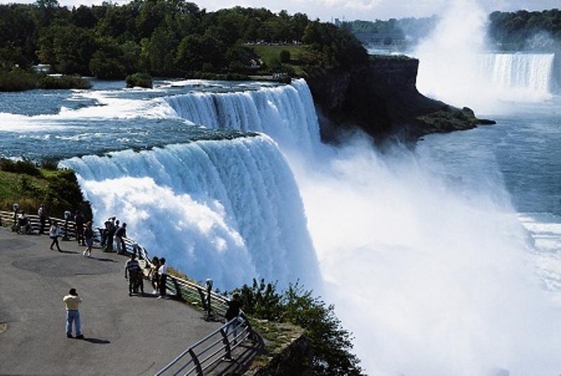 Thác Niagara Falls, nằm giữa biên giới Mỹ và Canada