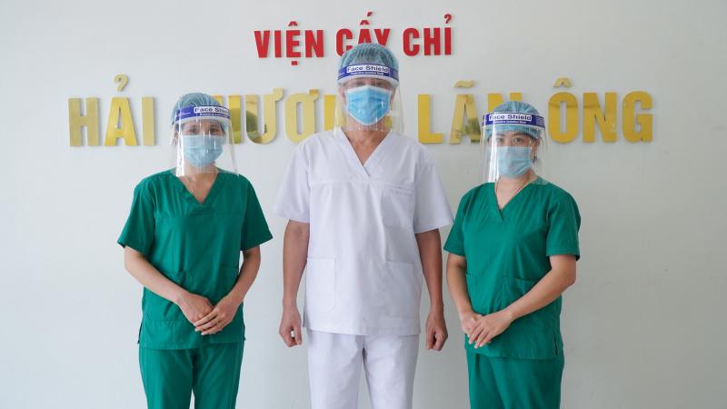 Thạc sĩ, bác sĩ Ngô Quang Hùng (Ở giữa)