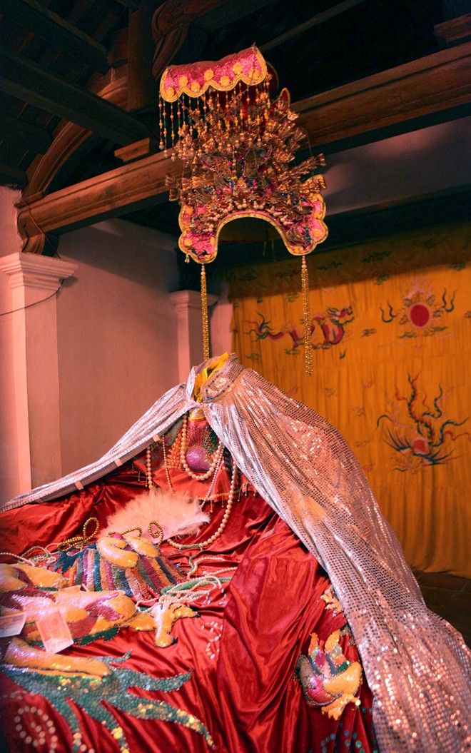 Pho tượng Công chúa Mỵ Châu bị chặt đầu bên trong đền thờ