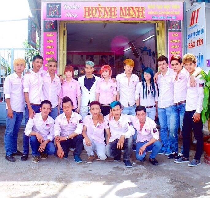 Đội ngũ thợ cắt tóc của salon Huỳnh Minh