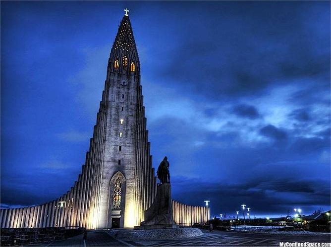 Nằm trên đỉnh của một ngọn đồi và ở giữa trung tâm của thành phố, Hallgrimur cũng được coi là một trong những công trình nổi tiếng nhất về kiến trúc hiện đại ở Iceland.
