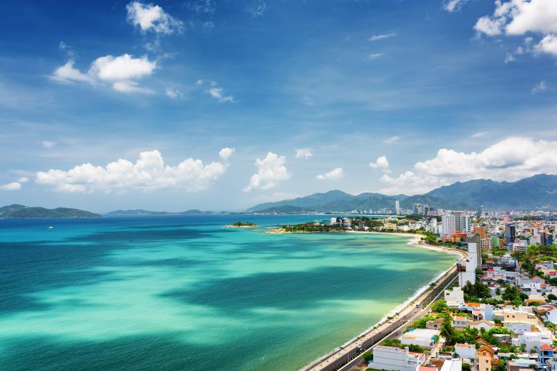 Bãi biển Nha Trang lung linh trong nắng