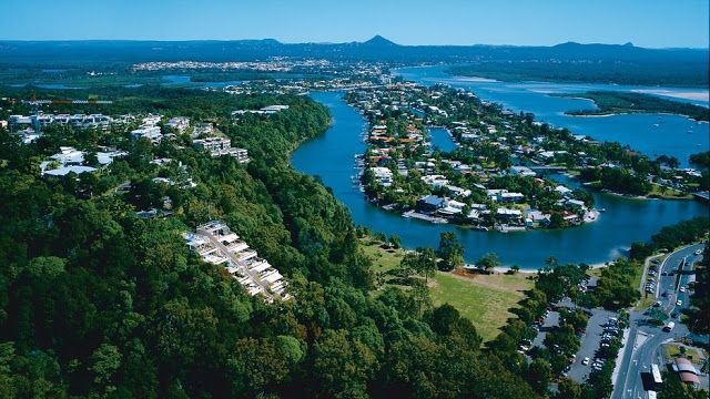 Dân số tại thành phố Sunshine Coast khoảng 302.122 người, thấp hơn nhiều thành phố khác trong danh sách