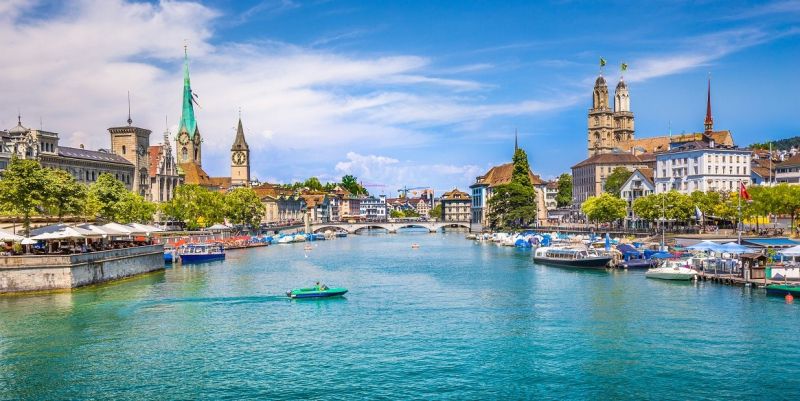 Thành phố Zurich nằm ở phía Bắc của hồ Zurich, được bao quanh bởi sông Limmat