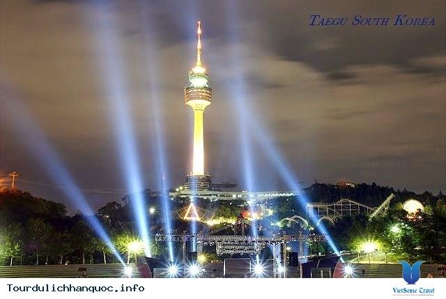 Tháp Woobang nổi bật trong đêm