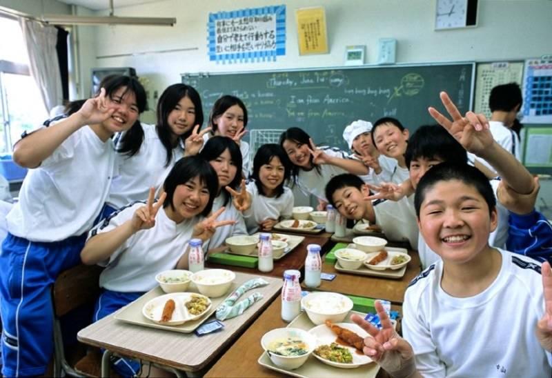 Thầy cô và học sinh cùng ăn trong lớp