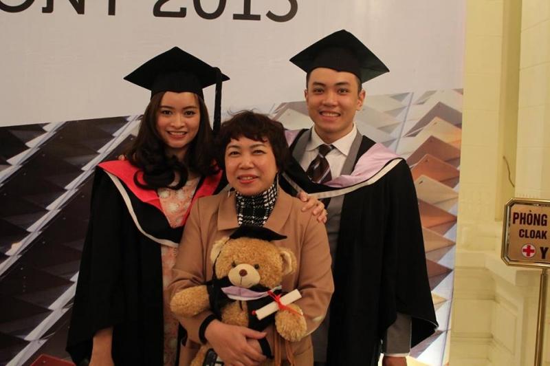 Thầy Đặng Trần Tùng (phải), mẹ (giữa) và vợ (trái)
