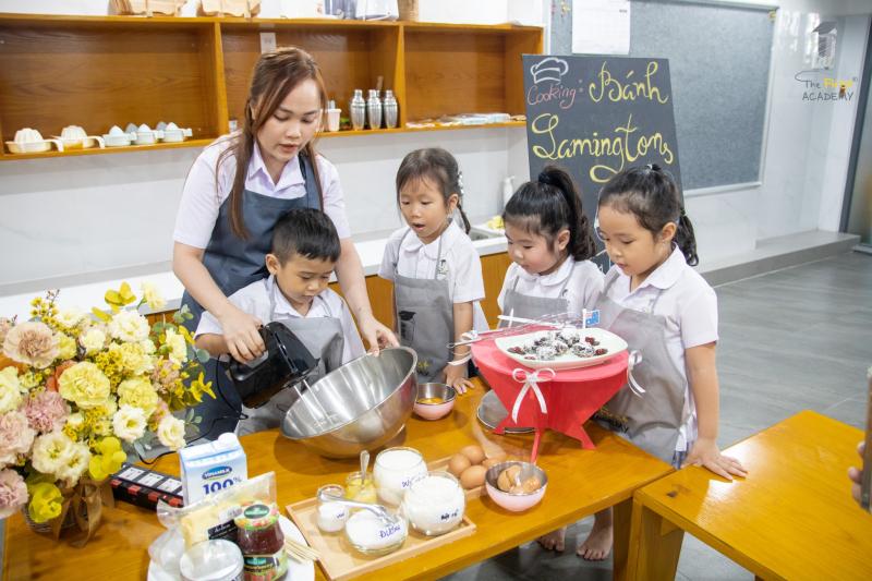 Các bé tại The FIRST Academy tham gia nấu những món đơn giản cùng cô giáo