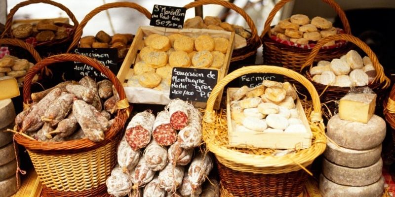 Các loại bánh được bày bán tại chợ thực phẩm trung tâm Les Halles của Lyon, Pháp