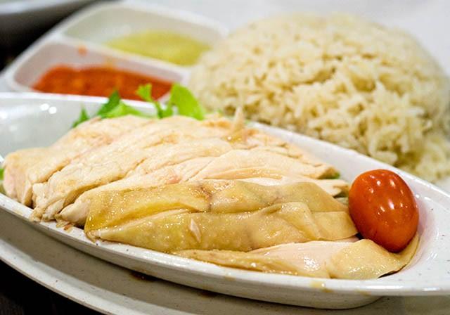 Với món cơm gà, bạn có thể tìm thấy ở hầu hết mọi nơi tại Singapore