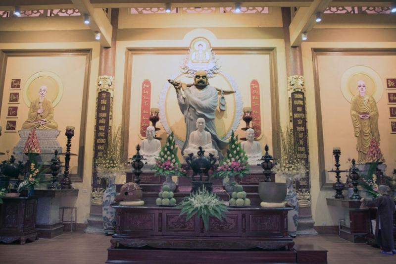 Ban thờ Tổ Thiền viện Giác Tâm