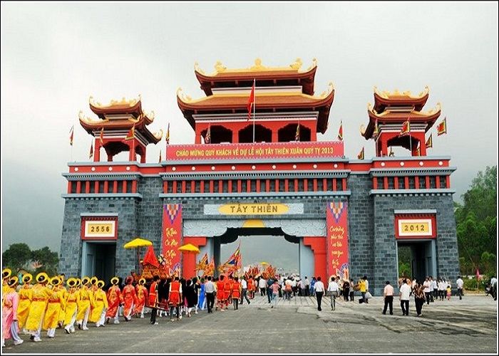 Cổng vào chùa Tây Thiên