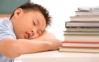 Những trẻ không bao giờ đi ngủ đúng giờ có điểm thấp hơn hẳn trong các bài kiểm tra đọc, làm toán và nhận thức về không gian so với các bạn
