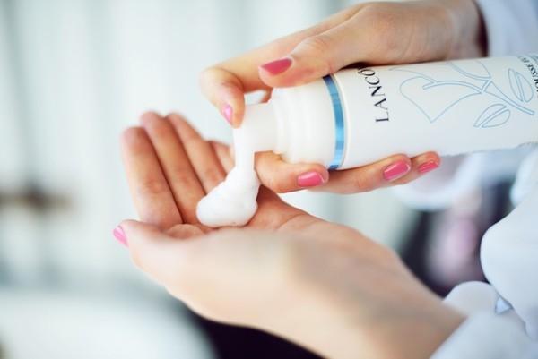 Đối với phụ nữ, việc thoa kem dưỡng da là một cách giảm stress cực tốt bởi hương thơm nhẹ nhàng có trong mỹ phẩm và tác dụng làm mát do kem thẩm thấu vào da sẽ giúp mạnh khỏe và căng tràn sức sống