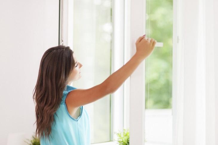 Bạn nên mở cửa sổ cho không khí tự nhiên ùa vào phòng trẻ. (Nguồn internet)