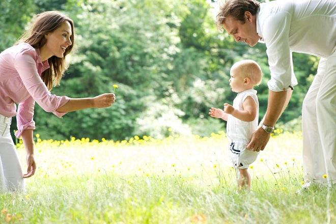 Trẻ dưới 3 tuổi có thể chọn hình thức đi bộ để rèn sức khỏe.