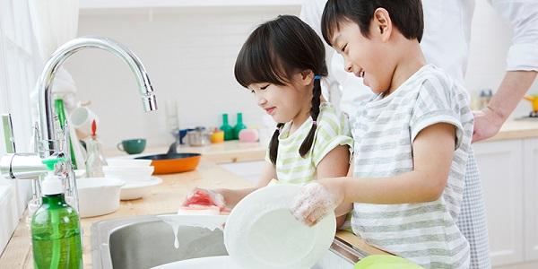 Làm việc nhà giúp tăng khả năng tự lập cho trẻ.