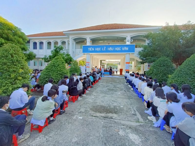 Trong những năm vừa qua trường THPT Nguyễn Hữu Cảnh luôn tự hào là một trong những “điểm sáng” của ngành giáo dục tại An Giang